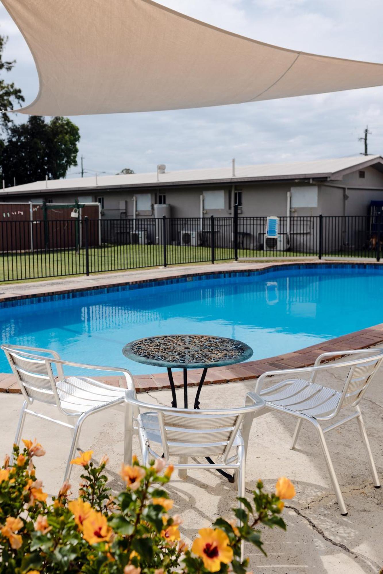 Starline Motor Inn Miles Exterior photo