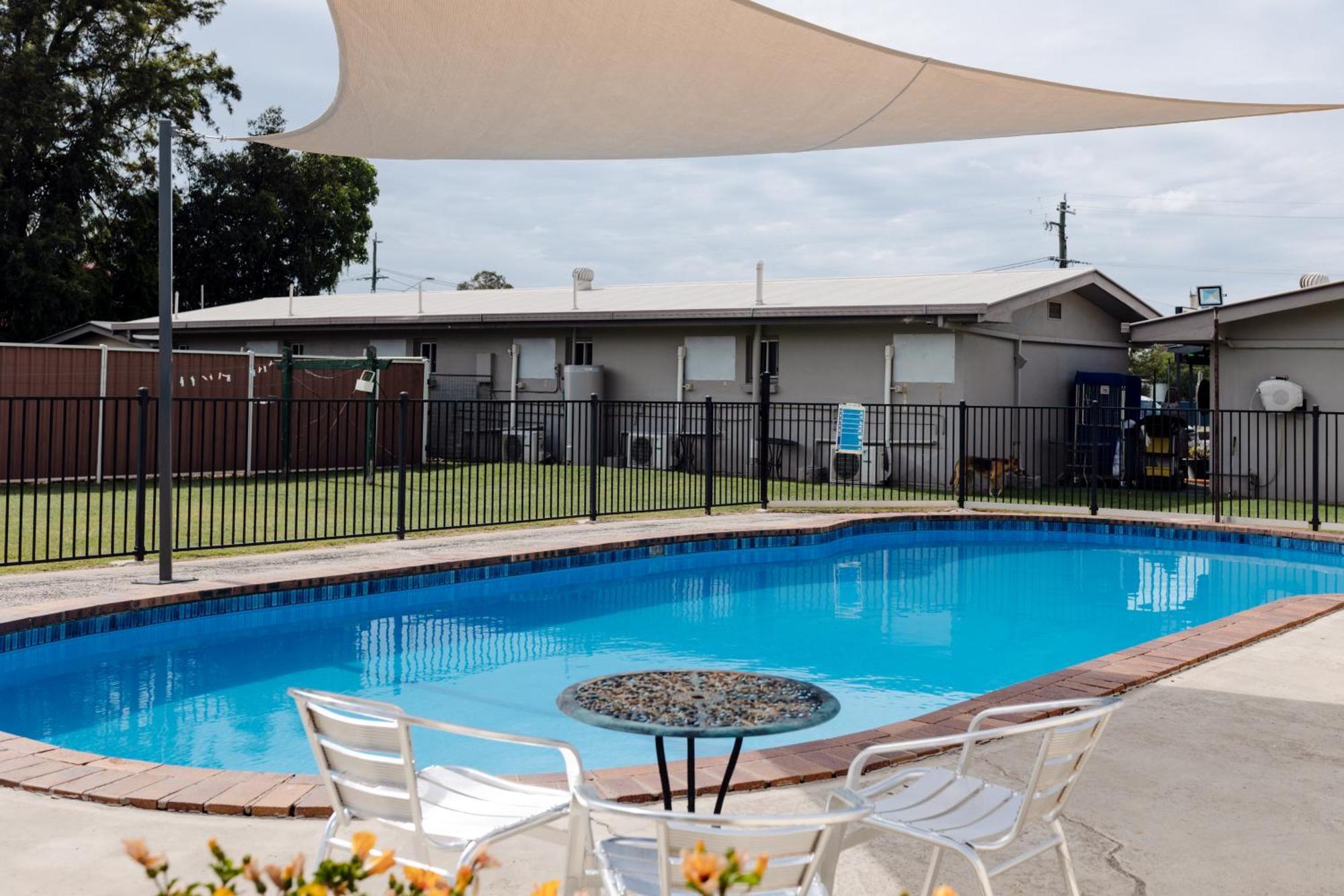 Starline Motor Inn Miles Exterior photo